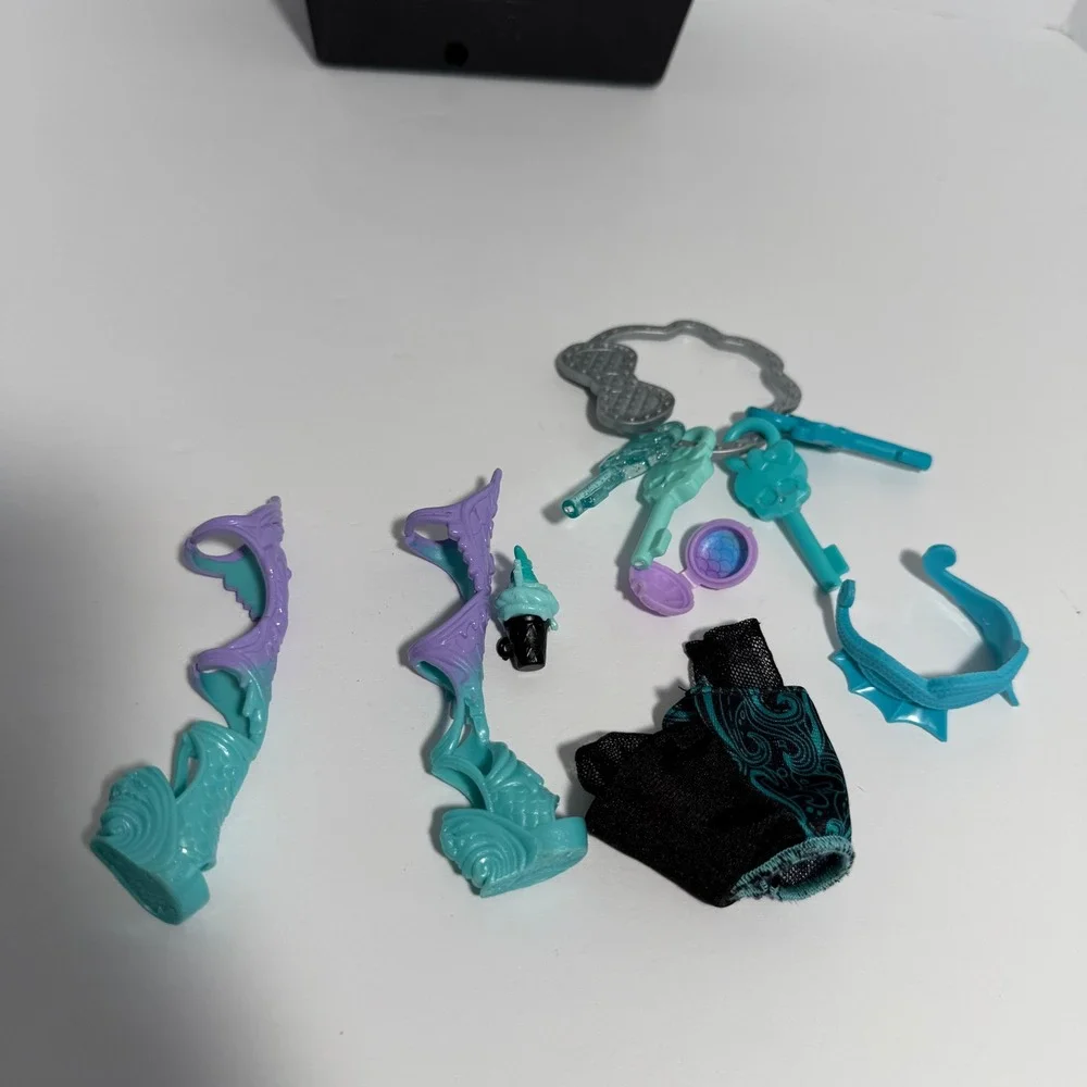 Monster High Lagoona Blue Skulltimate Secrets Fearidescent w Coffin Case